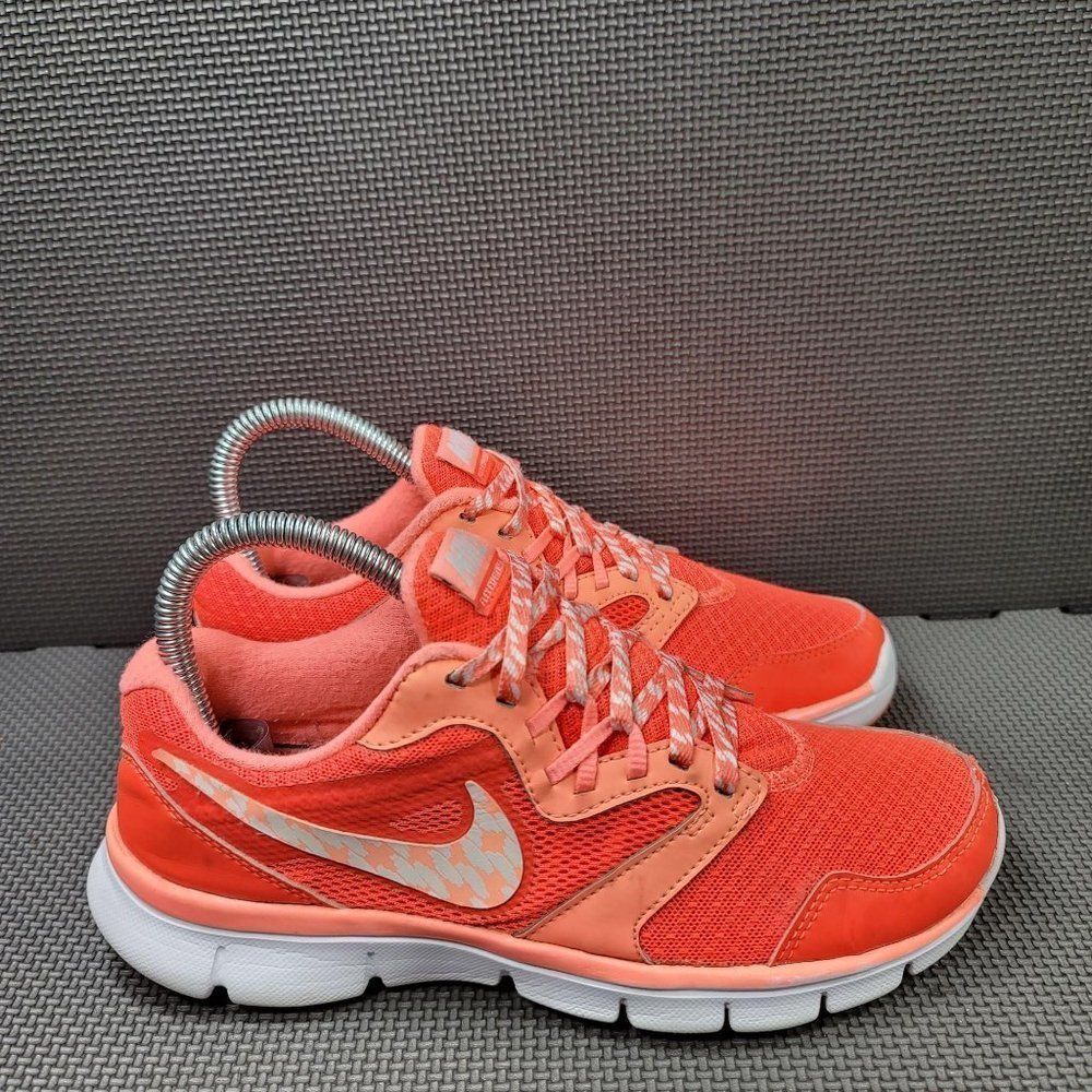 Womens Sz 6 Punk Nike Flex Experience RN 3 Running